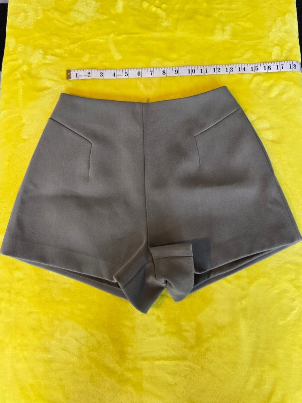 Finders shorts small olive green